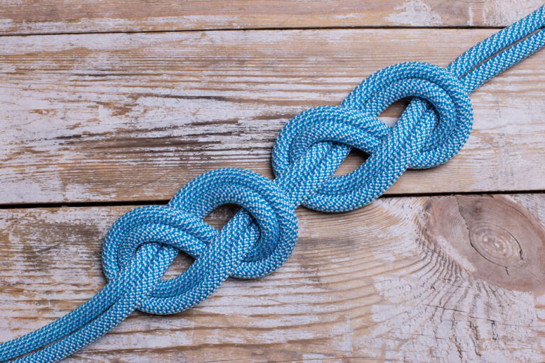 Веревка с узлом на конце 5 букв. Веревка в форме восьмерки. Канат голубого цвета. Текстура плетения из синих веревок. Фото голубой веревке.